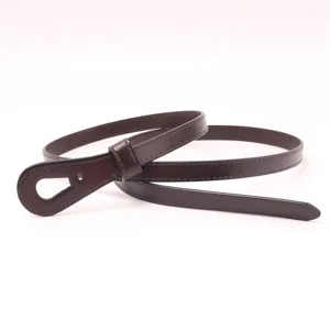 Ceinture fine en cuir marron foncé pour femme, design élégant avec boucle pour robes.