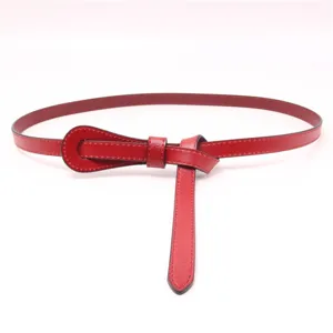 Détail de ceinture en cuir rouge, fine ceinture avec un design de nœud élégant pour robes.