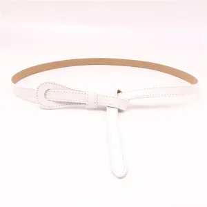Gros plan détaillé de l'élégante ceinture fine en cuir blanc avec boucle nouée élégante.