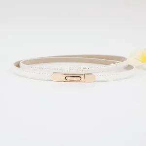 Detail van slanke witte lederen riem met gouden gesp, elegant minimalistisch accessoire.