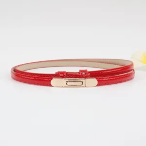 Rode lakleer smalle riem met goudkleurige metalen gesp, minimalistisch taille detail.