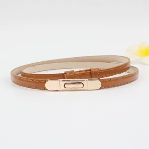Elegante smalle bruine lakleren riem met gouden metalen gesp voor dames stijlvolle accessoire.