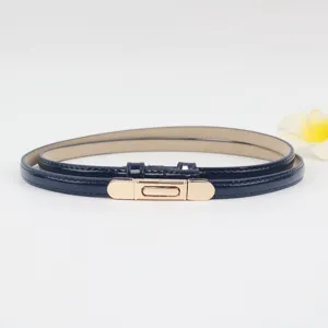Smalle lakleren damesceintuur met metalen gesp, minimalistische stijlvolle tailleaccessoire.