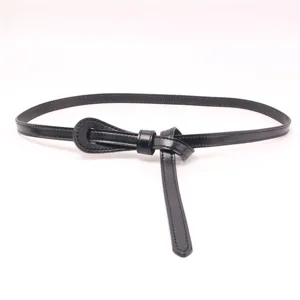 Vue détaillée d'une élégante ceinture en cuir noir pour femme avec nœud chic pour marquer la taille.