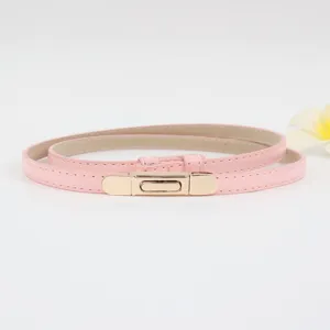 Vrouwen smalle roze lederen riem met gouden metalen gesp, elegante minimalistische accessoire.