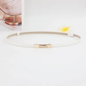Minimalistische witte smalle lederen damesriem met chique gouden gesp, veelzijdig accessoire.
