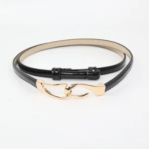 Elegante smalle damesriem van zwart lakleer met opvallende gouden haakgesp, hoofdaanzicht.