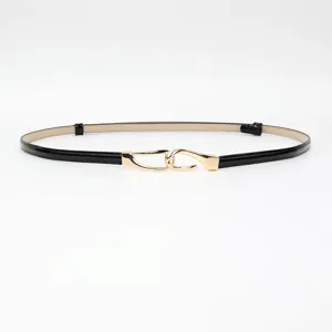 Elegante smalle zwarte laklederen damesriem met gouden haakgesp voor jurken top.