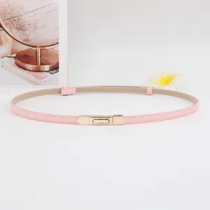 Minimalistische roze dunne lederen damesriem met gouden metalen gesp, stijlvolle tailleaccessoire.