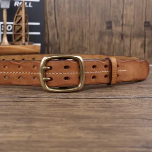 Cintura in vera pelle vintage da uomo con doppia fibbia in ottone e fori decorativi.