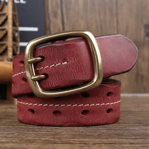 Dettaglio cintura in vera pelle con fibbia ad ardiglione doppia retro, trama e cuciture.