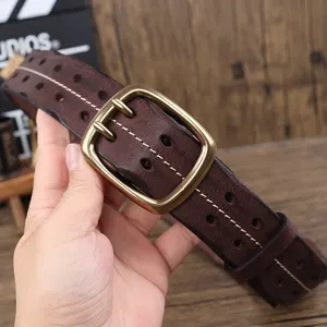 Cintura in vera pelle vintage da uomo con fibbia in ottone a doppio ardiglione e cuciture.