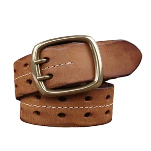 Cintura da uomo in vera pelle vintage con robusta fibbia a doppio ardiglione e fori eleganti.