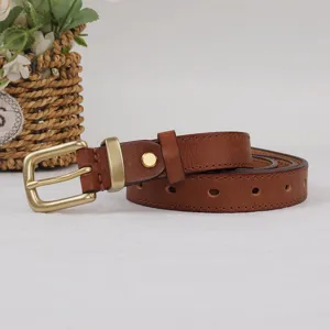 Vue détaillée de la ceinture en cuir marron vintage avec boucle ardillon dorée et coutures.