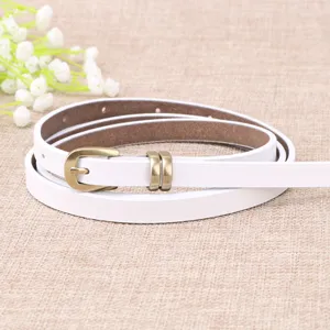 Cinturón de cuero blanco fino minimalista con hebilla de latón para vestido y traje.