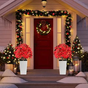 Künstliche Weihnachts-Weihnachtssternbäume mit warmem Licht für die Außendekoration.