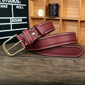 Vue rapprochée détaillée d'une ceinture en cuir marron vintage avec boucle en laiton.