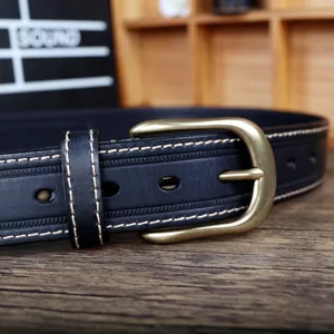 Gros plan détaillé d'une ceinture pour homme en cuir véritable avec boucle métallique.