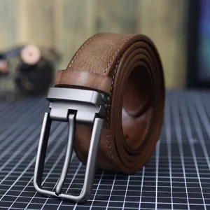 Cintura uomo in vera pelle vintage dettaglio fibbia ad ardiglione per jeans casual.