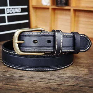 Vue détaillée ceinture homme en cuir véritable avec boucle métallique et coutures.
