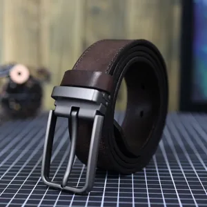 Cintura da uomo in vera pelle marrone vintage con fibbia ad ardiglione in metallo dettaglio.