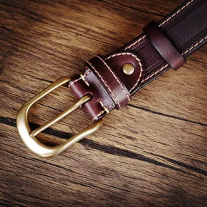 Gros plan détaillé de la ceinture en cuir véritable pour homme avec boucle en métal.
