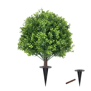 Detail van kunstmatige buxusbol met grondanker voor tuin decoratie buiten