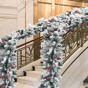 Κοντινό πλάνο χριστουγεννιάτικης γιρλάντας με χιόνι και κόκκινα μούρα σε σκάλα