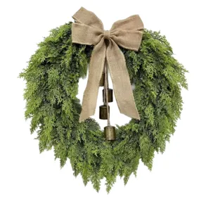 Couronne de Noël verte en forme de cœur avec nœud en toile et petites cloches rustiques