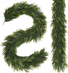 Detailansicht der realistischen grünen Norfolk-Kieferngirlande für Weihnachten