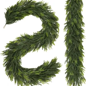 Realistische Norfolk-Kieferngirlande für Weihnachtsdekoration an Tür und Treppe