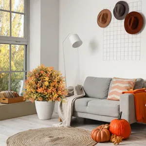 Herfst oranje kunstmatige buxusbol in witte pot voor huis- en tuindecoratie buiten