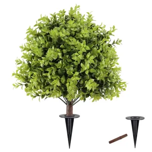 Detail van kunstmatige buxusbol met grondpen voor decoratie van tuin en terras
