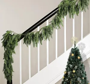 Künstliche Norfolk-Kieferngirlande als Weihnachtsdekoration für das Treppengeländer.