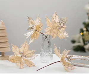 Vista dettagliata dei fiori di Natale in velluto champagne per decorazioni albero