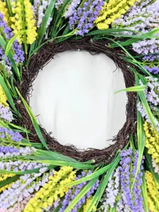 Makro-Detailansicht eines Frühlingskranzes mit lila Lavendel und gelben Blüten