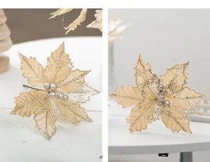Fiori di Natale fatti a mano in velluto champagne con glitter oro e perline d'argento