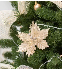 Primo piano dettagliato di un elegante fiore di Natale in velluto champagne su albero