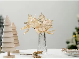 Dettaglio fiore di Natale artificiale in velluto champagne per decorazione albero festivo