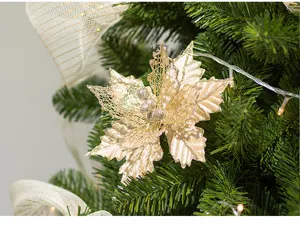 Vista dettagliata di un fiore di poinsettia glitter champagne per addobbi albero di Natale