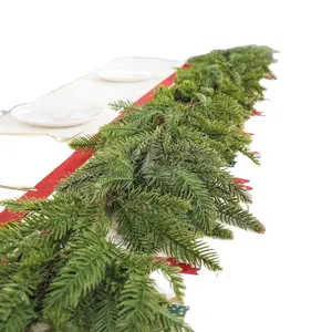 Üppige realistische Weihnachts-Norfolktanne Girlande für festliche Tischdekorationen