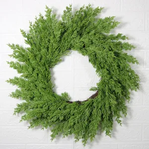 Ghirlanda di Natale da 20 Pollici in Aghi di Pino Verde Artificiale Con Base in Rattan Naturale per Decorazione Festiva di Porta Parete Camino