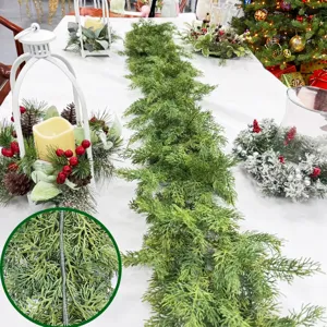 Gros plan d'une guirlande de cyprès artificiel réaliste de 180 cm pour décor de table de fête