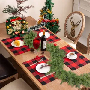 Vue détaillée d'une guirlande de cyprès artificiel de 180 cm sur une table de fête de Noël