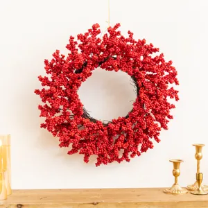 Gran corona de Navidad de bayas rojas para la decoración festiva de la puerta frontal