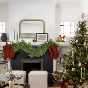 Détail de guirlande de cyprès artificielle de 180 cm sur une cheminée pour Noël.