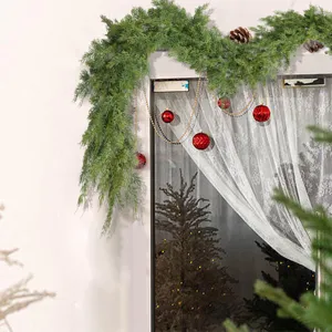Détail d'une guirlande de cyprès artificiel réaliste de 180 cm décorée sur une porte
