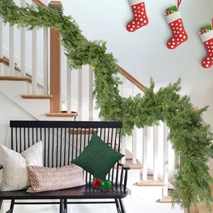 Guirlande de cyprès artificiel de 180 cm drapée sur une rampe d'escalier blanche
