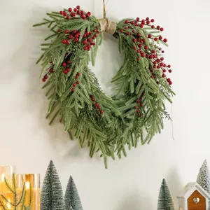 Corona di Natale da 60 cm con aghi di pino realistici e grappoli di bacche rosse