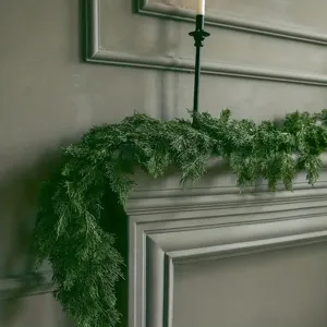 Guirlande de cyprès artificiel réaliste de 180cm pour décoration de cheminée chic.
